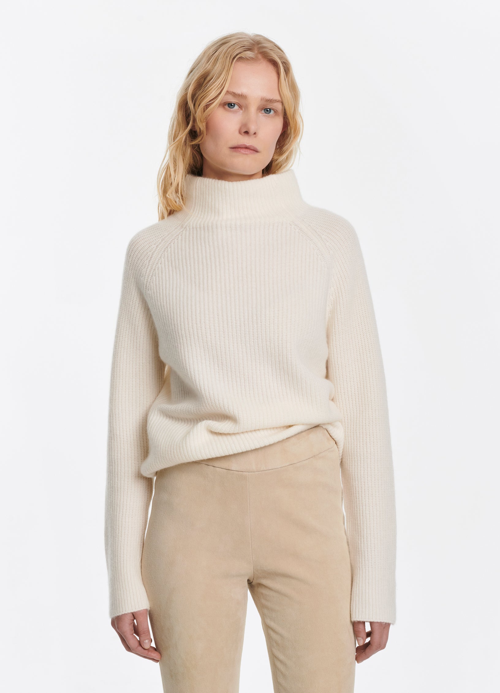 Loose-fit heavyweight cashmere turtleneck sweater in classic white with softly ribbed details.