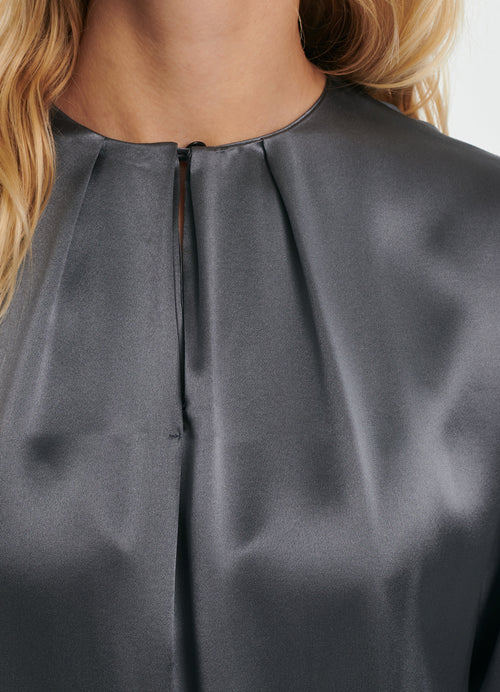 Round neck blouse with pleats
