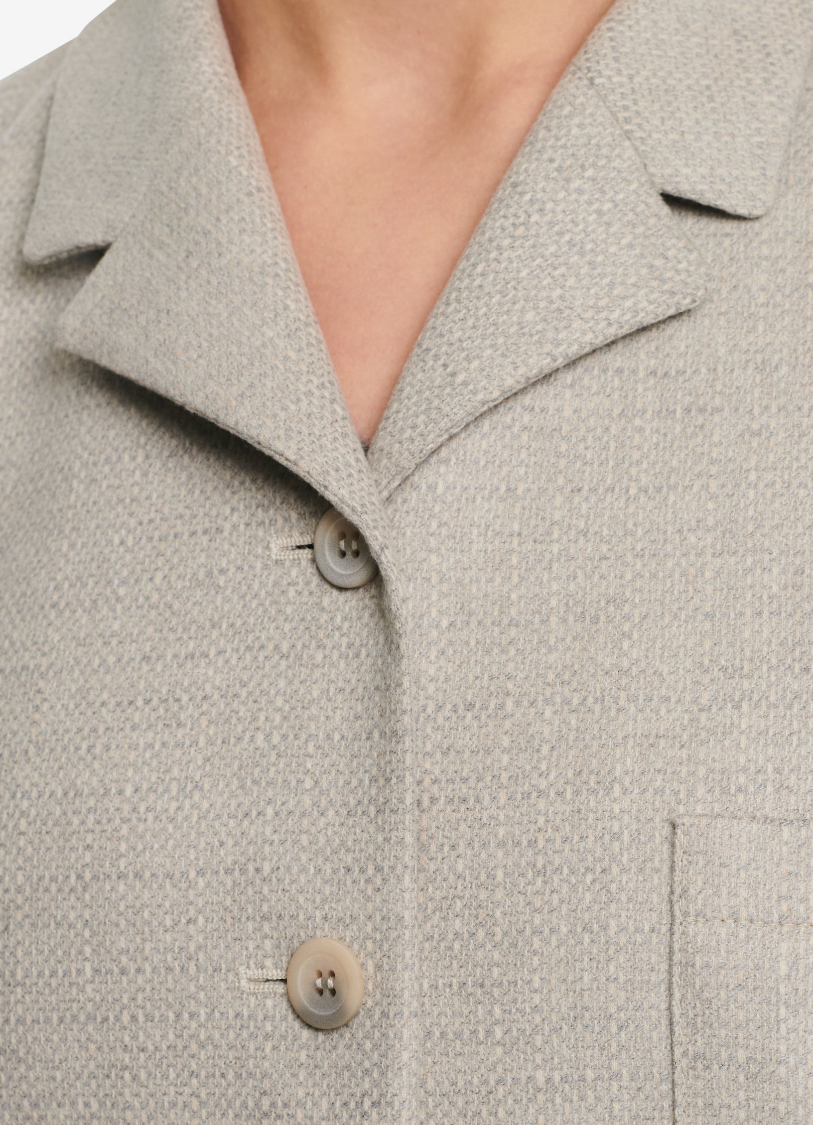 Close-up of SCHOENBACH blazer buttons in tonal beige, refined single-breasted tailoring detail
