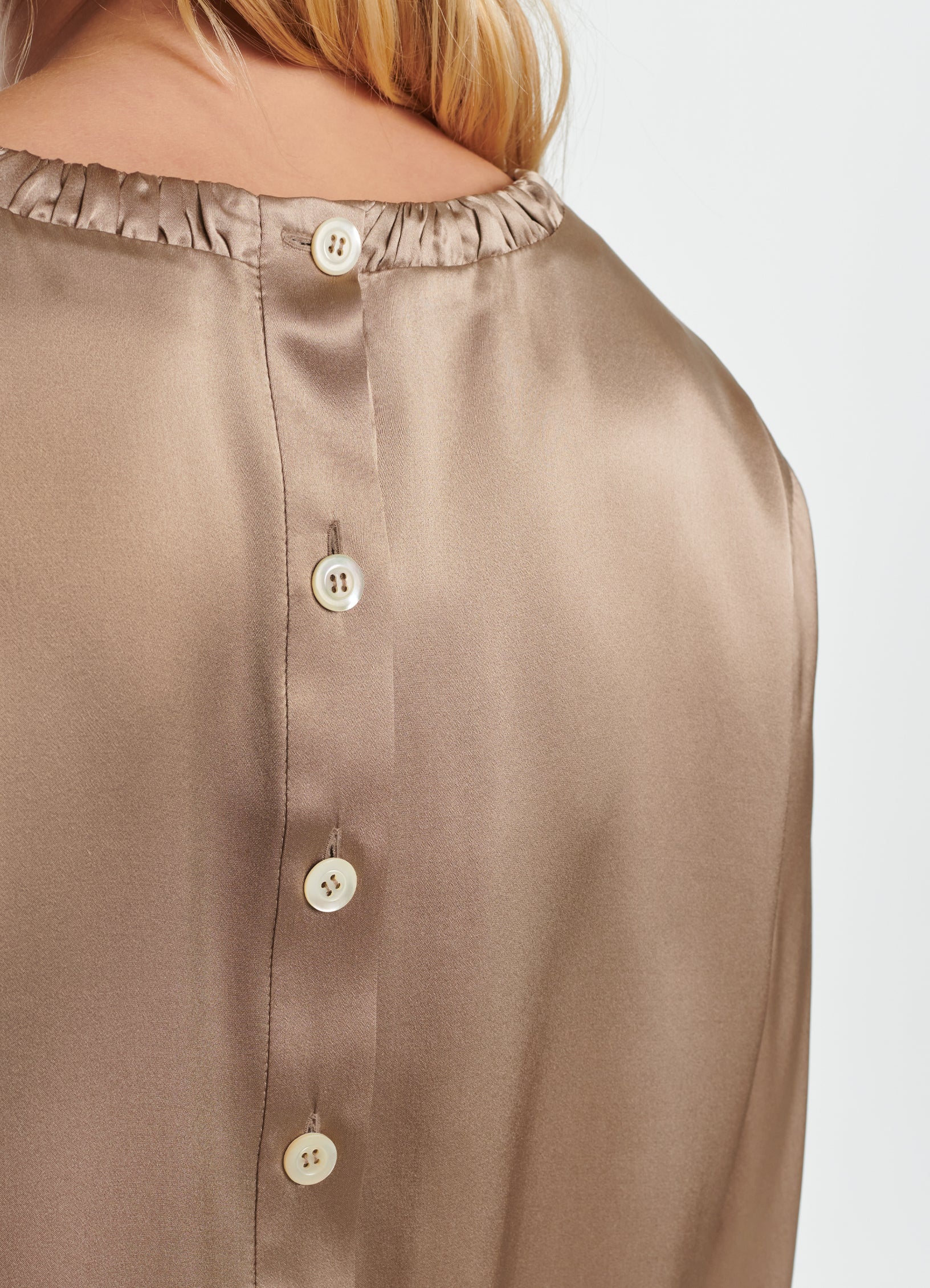 SCHOENBACH pleat-detailed silk blouse in beige, back detail with buttons
