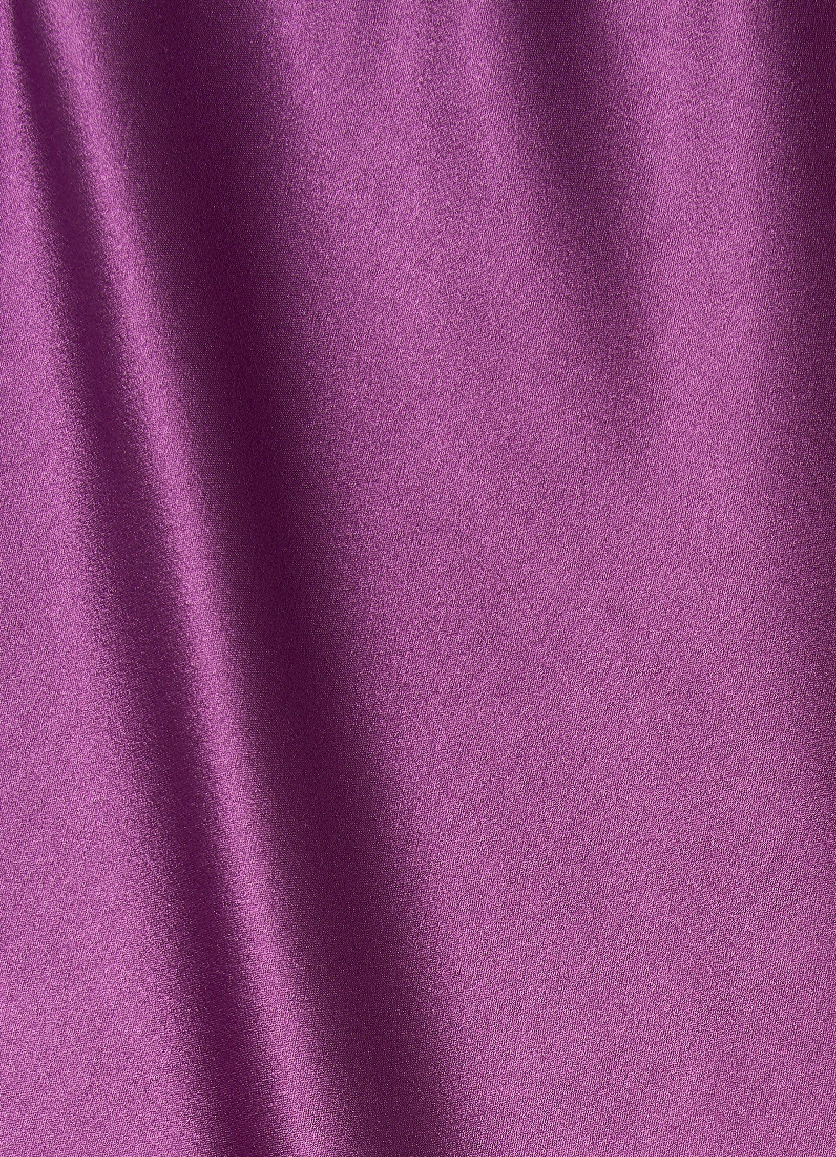 Satin midi skirt in light purple detail of smooth satin texture and fluid finish